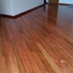 Pulir el piso de madera
