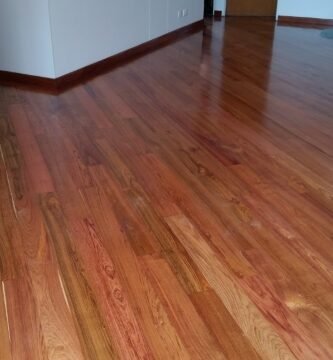 Pulir el piso de madera