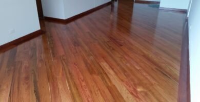 Pulir el piso de madera